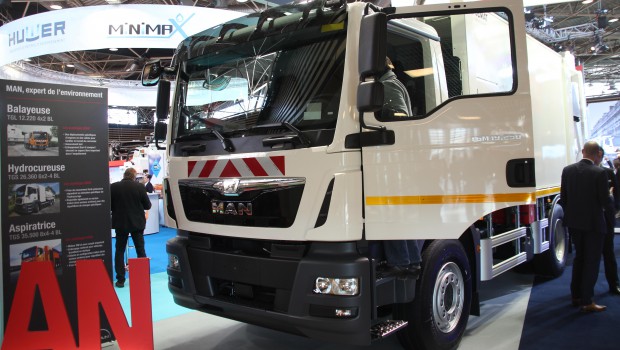 BOM, Man passe par la voie étroite