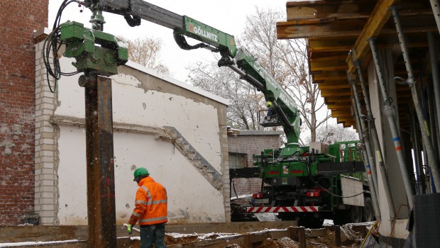 Atlas combines loader crane with vibrating Pile Driver