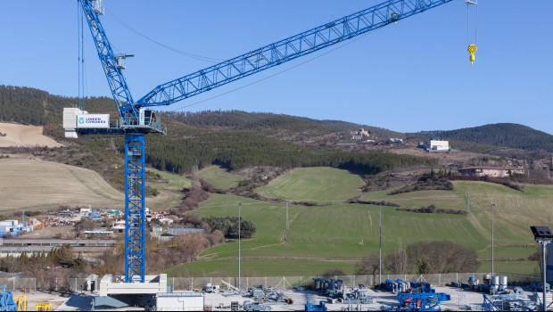 Grue à flèche relevable Linden Comansa de forte capacité