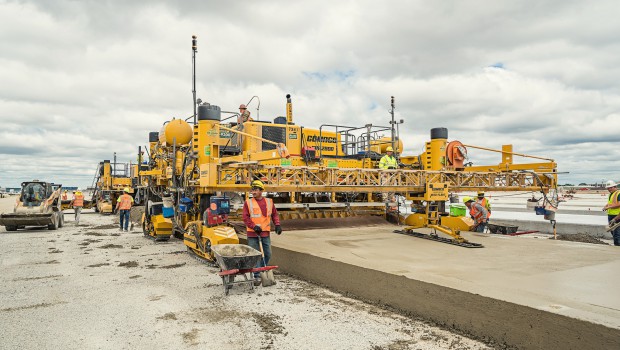 Des finisseurs high tech pour les routes en béton