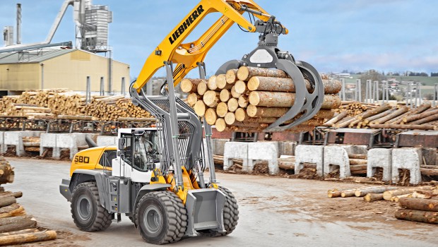 Liebherr expands large wheel loaders to wood industry