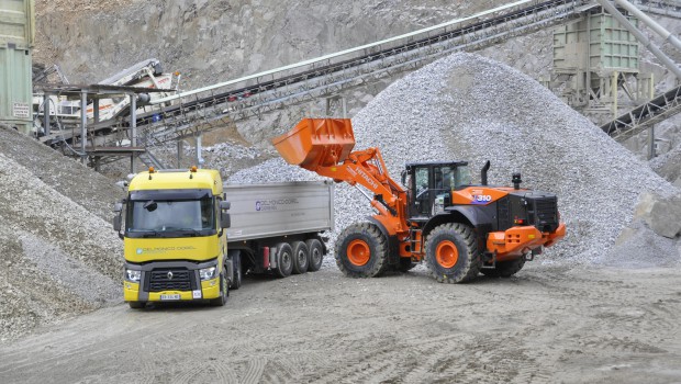 La dernière chargeuse Hitachi de 25 t dans une carrière ardéchoise