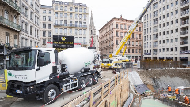 BML prend livraison d'un C8X4 Tridem de Renault Trucks