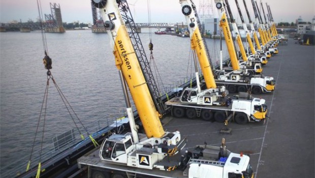 Simultaneous lifting with 14 Manitowoc Grove cranes