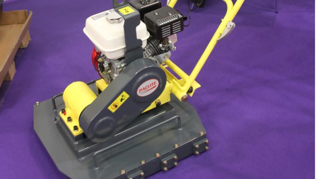 Paclite sort le Rolpav 120 pour les pavés autobloquants