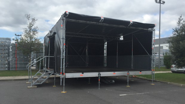 Layher signe une remorque scène mobile de 40 m²