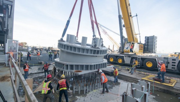 Grove GMK6400 installs steel pedestals of New York Wheel