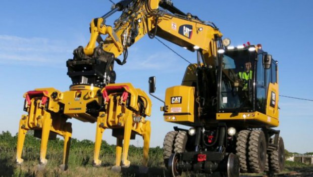 Caterpillar M323F: A railroad excavator