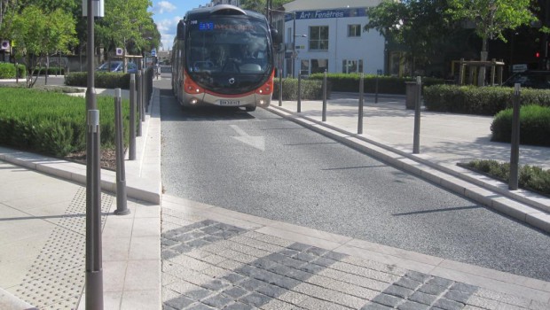 Nîmes : une ligne de BHNS en béton décoratif
