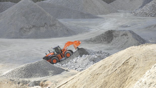 Une chargeuse Hitachi dans la carrière de l'Infernet