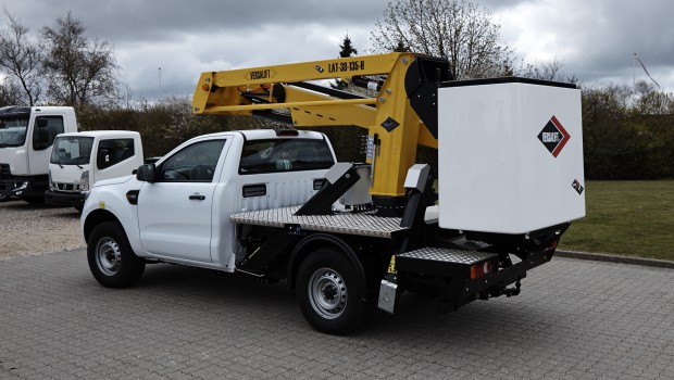 Time repense sa nacelle Versalift LAT-38-135-H