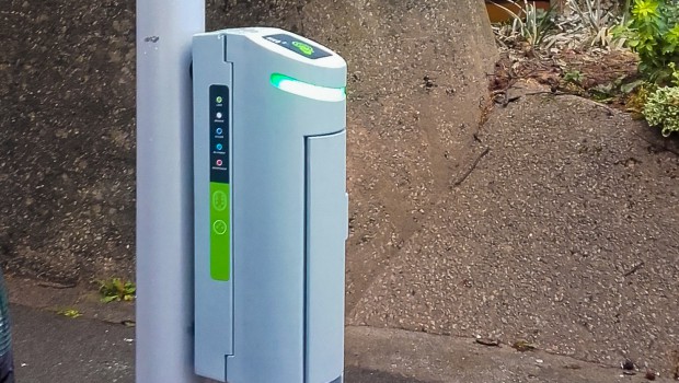 Recharger les voitures sur l’éclairage public