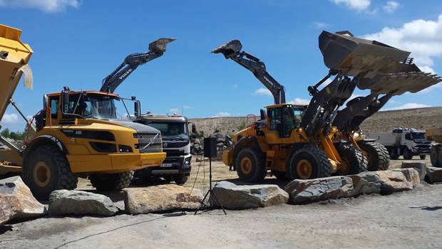 La présentation Volvo CE dans la carrière de La Clarté
