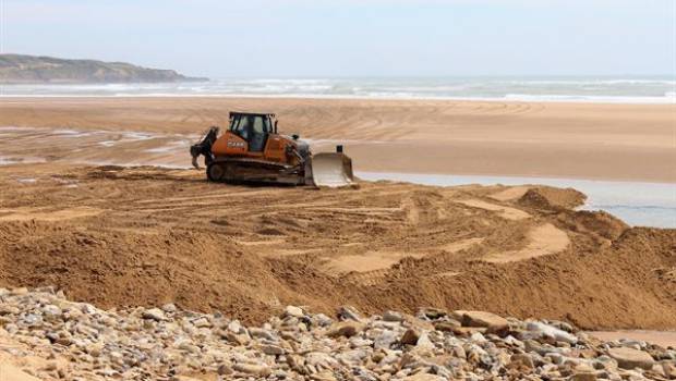 Le bouteur Case 2050M en action sur une plage de Vendée