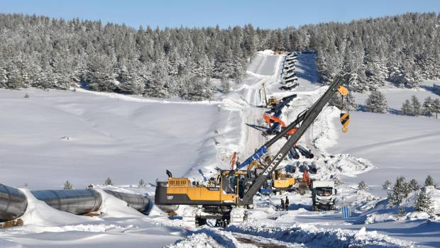 Volvo rotating pipelayers operate in Asia Minor