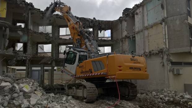 Une pelle Liebherr R950 Démolition chez Kerleroux