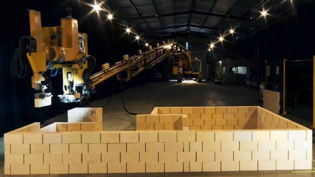 Caterpillar : des millions pour un robot maçon