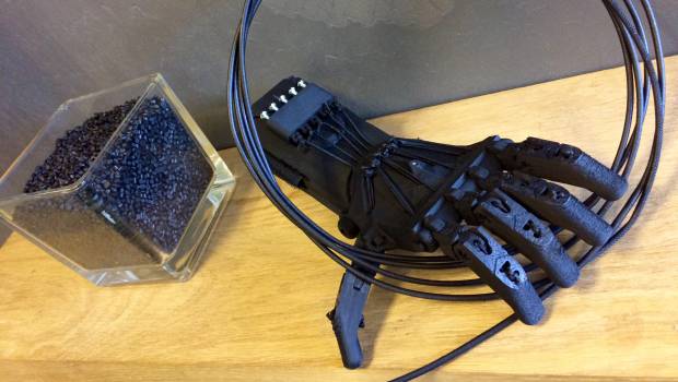 Canibal recycle des gobelets en prothèses