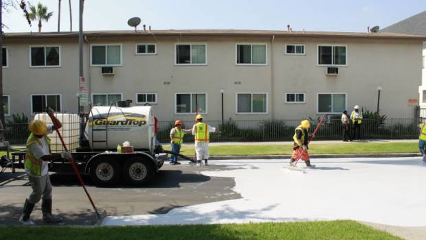INSOLITE – Des routes blanches pour réduire la chaleur
