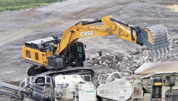 Case complète sa gamme de pelles lourdes