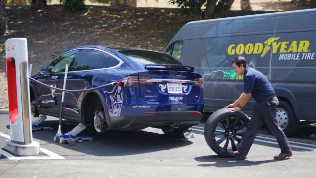 Goodyear équipe des voitures Tesla