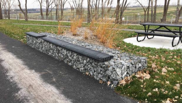 Des bancs sur-mesure en gabions