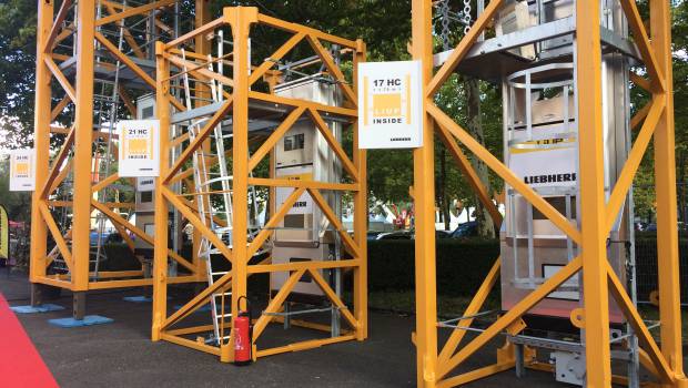 LIUP : le monte-grutier de Liebherr en action