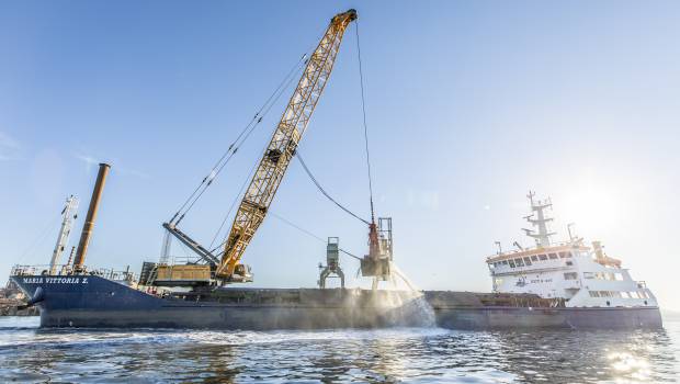 Toscane : Liebherr racle le port de Piombino