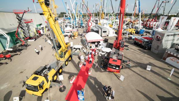 Deux grues tout-terrain Grove à GIS 2017