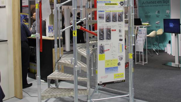 Mills lance un escalier provisoire en colimaçon à sortie latérale