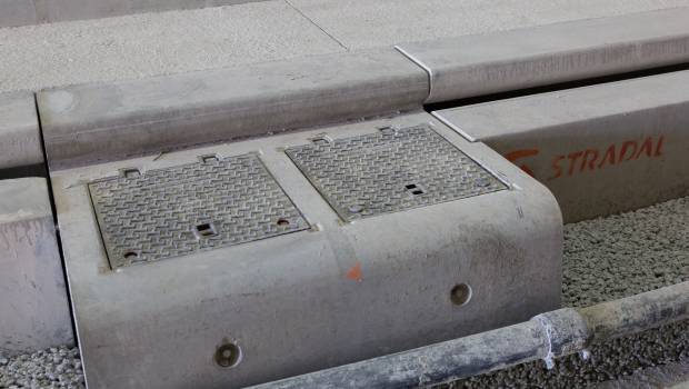 Tunnel : un caniveau à fente Stradal  anti-flammes 