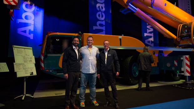 Eschbach commande la 1e Demag AC 300-6 d'Allemagne