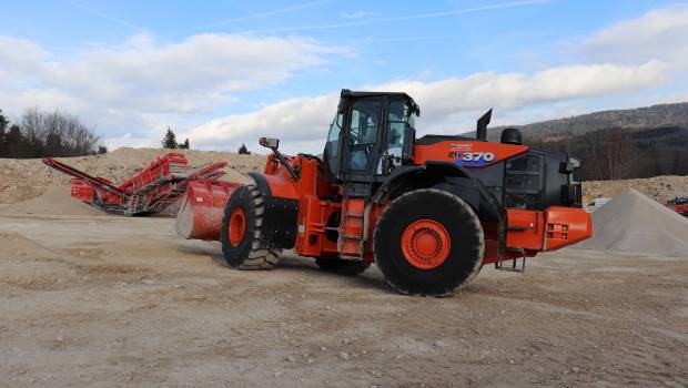 Une chargeuse Hitachi ZW370-6 dans l'Ain