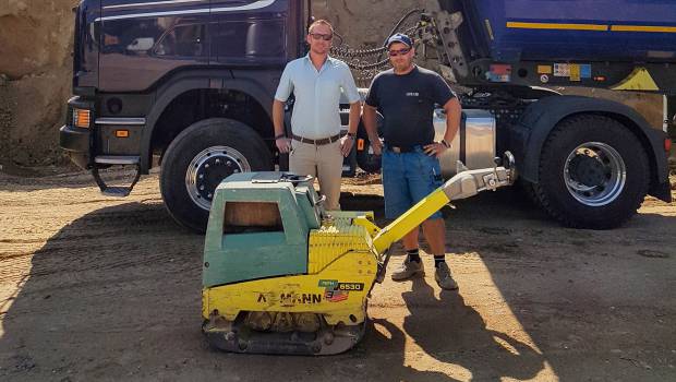 Une plaque vibrante APH 6530 en action à Sasbach