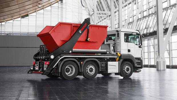 Un camion polybenne à la dent dure chez Hiab