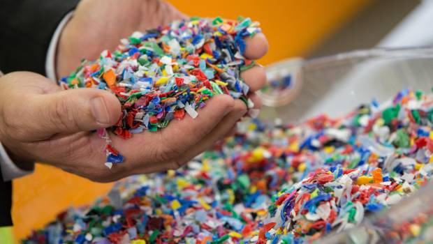 Suez double sa mise sur le plastique