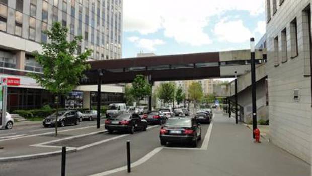 Saint-Quentin-en-Yvelines : une passerelle vers la gare en déconstruction