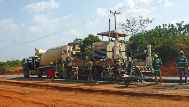 La Wirtgen SP 500 en action sur un chantier routier au Nigéria