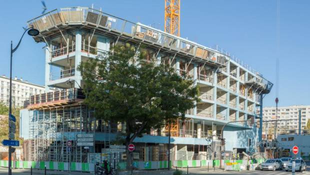 Ciments Calcia apporte une note de bleu à un bâtiment parisien