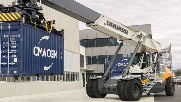 Un reachstacker Liebherr fait le show à Rognac