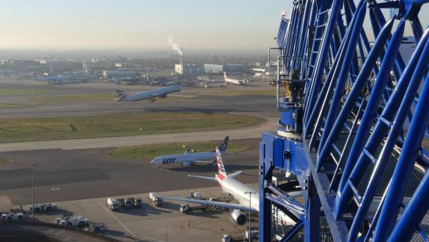 La plus grande grue à tour du Royaume-Uni est à l'aéroport d'Heathrow