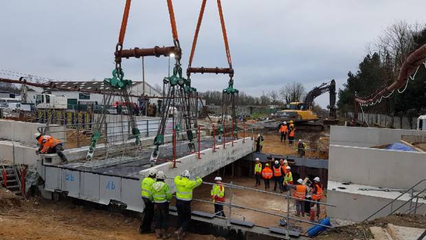 Passage à niveau de Verton : grutage des tabliers du futur pont rail