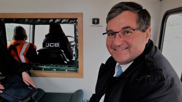 JCB : une mini-pelle électrique branchée