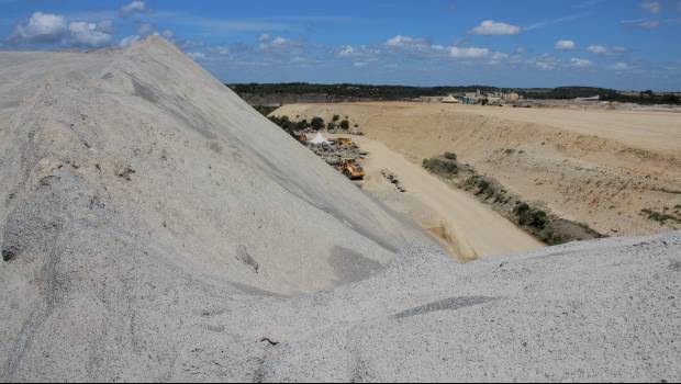 Charier creuse son trou