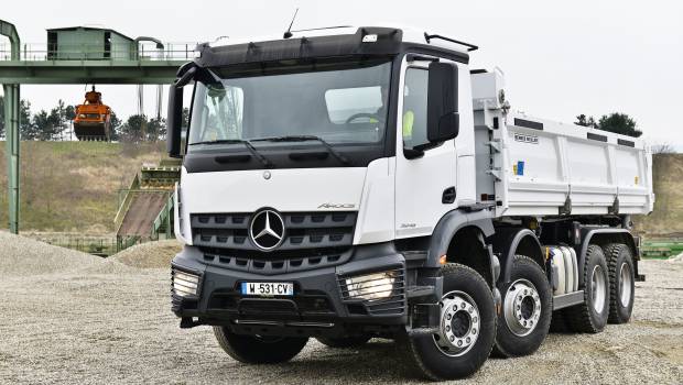 Mercedes garde la tête dans les étoiles à Paris