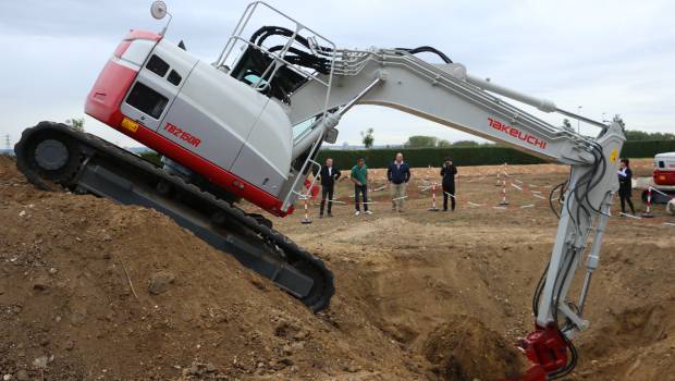 La mini-pelle tutoie des sommets « glissants »
