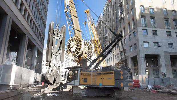 Une pelle à câbles Liebherr s'attaque aux parois moulées du métro milanais