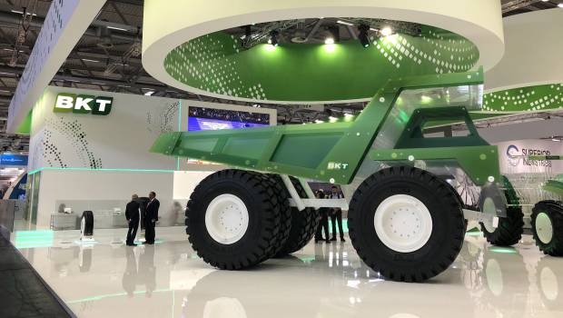 Un tombereau de plexiglas à Cologne