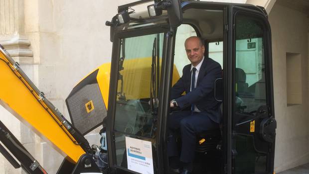 Une pelle JCB s’invite au ministère de l’Education