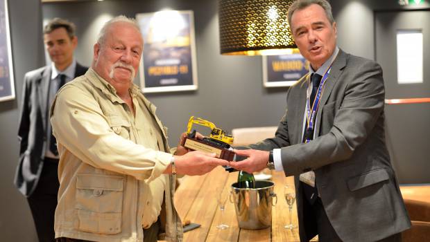 Komatsu anticipe sur la pénurie